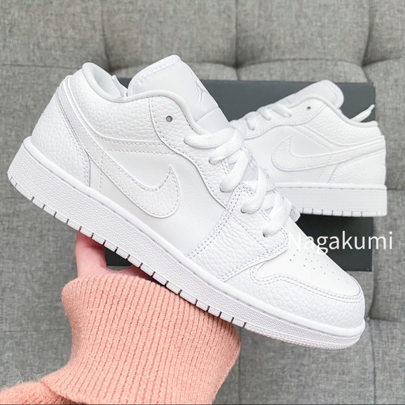 🤍🐰Nike air Jordan 1 low triple white shoes - Picture 2 of 4